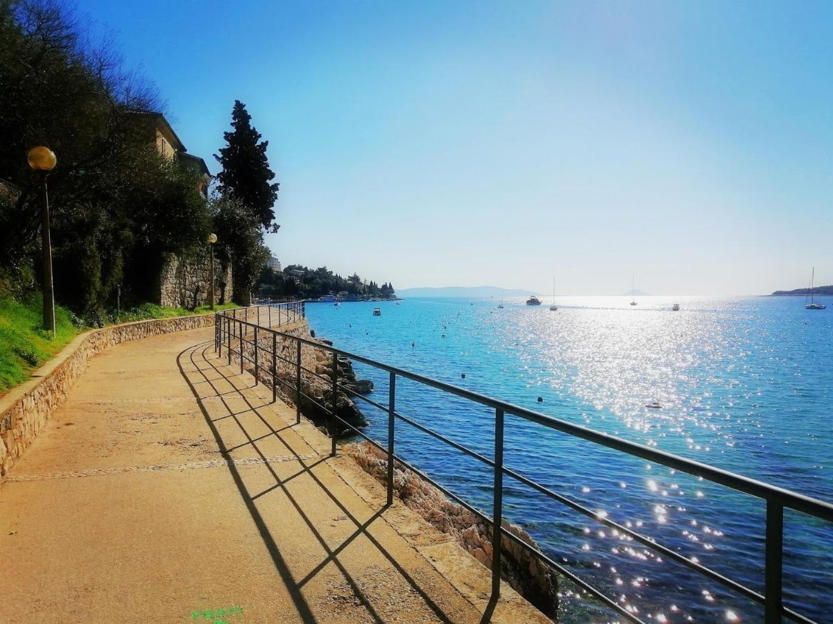 Studio Apartment Michelle - Intermezzo with sea view Rabac Esterno foto